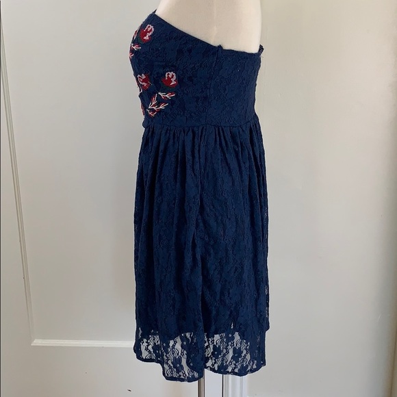 LAST CHANCE Tobi navy lace skater dress strapless embroidered - Picture 5 of 8